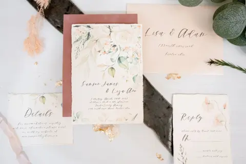 初めて友人の結婚式に招待されましたが、都合がつかず欠席することになりました。出席する場合はご祝儀3万円が相場と聞きますが、欠席する場合も同じくらい包むものなのでしょうか？
