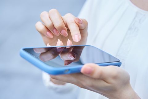 iPhoneを買い替えたところ、端末保険への加入を勧められました。夫は「壊したことがないのに保険料を払うのはもったいない」と言いますが、保険料を払ってでも備えておくメリットはあるのでしょうか？