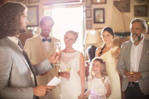 めいの結婚式に、夫婦と中高生の子ども2人の4人で出席する予定です。親族のご祝儀は10万円程度が相場と見たのですが、4人で出席する場合は20万円くらい包むべきなのでしょうか？