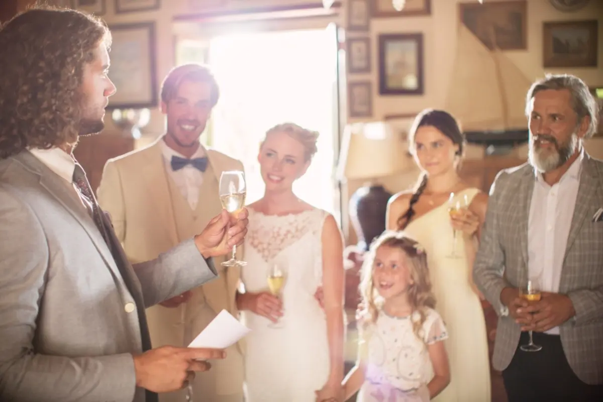 めいの結婚式に、夫婦と中高生の子ども2人の4人で出席する予定です。親族のご祝儀は10万円程度が相場と見たのですが、4人で出席する場合は20万円くらい包むべきなのでしょうか？