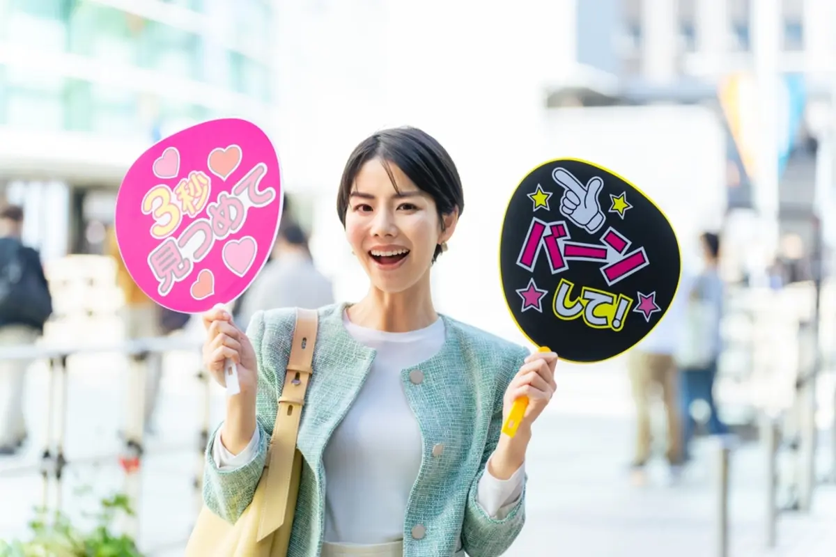 最近、50代妻が推し活を始め、ライブやグッズ、遠征などにかなりお金を使っています。推し活で年間30万円は使いすぎですよね？ 主婦の推し活費の相場を教えてください。