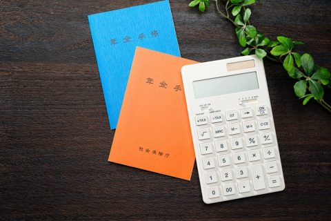 “ねんきん定期便”の「将来の年金額8万円」にショック！ 40歳「年収500万円」で“稼いでるほう”だと思いますが、いったいナゼ!? 平均額はどのくらいですか？ 40年働いた“見込み額”も試算
