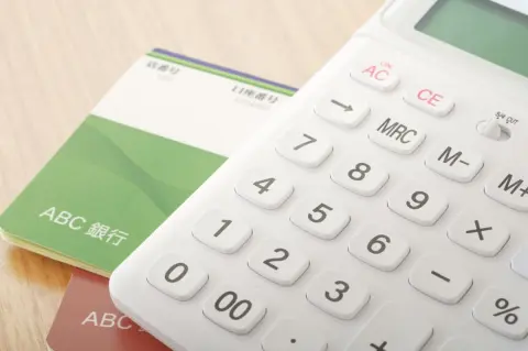 母は貯金「1500万円」を3つの銀行に「500万円」ずつ預けています。私は「管理が面倒だから1つにまとめれば？」と思うのですが、母は「1つの銀行に預けるのは怖い」と反対…。大手の銀行でも預金を分けておくメリットはあるのでしょうか？