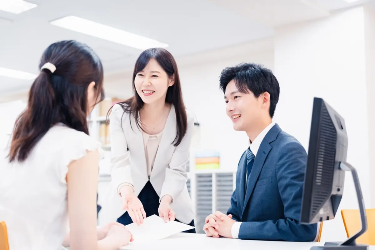 銀行で「NISAを月2万円」で開始したら、息子に「将来300万円になっても15万円損」と言われました…今どきは“ネット証券が得”と聞きましたが、そんなに違いがありますか？「信託報酬のカラクリ」とは
