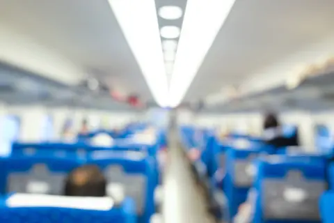 新幹線“自由席”が満席で「東京－新大阪間」の2時間半立ちっぱなしに…後日友人に「車内でも850円払えば指定席に座れる」と聞きましたが、変更可能なんですか？ 注意点も解説