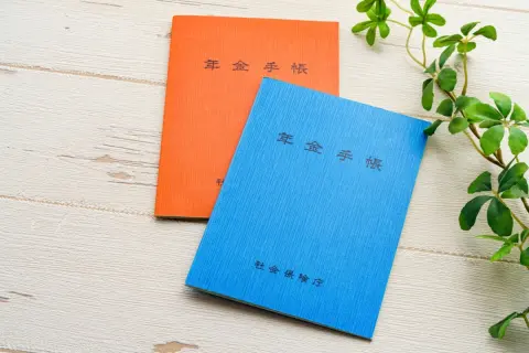 父は年金「月16万円」なのに、義父は「月24万円」と聞いてビックリ！ なぜ「月8万円」も差がつく？ 現役時代の年収はどれくらい違っていたのでしょうか？