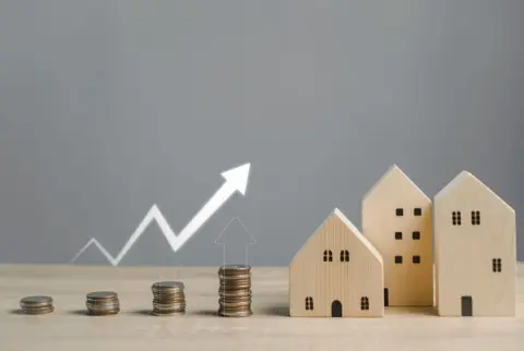 日銀の利上げは「0.5％」なのに、ネット銀行が「0.6％引き上げ」!?「安いから」と変動金利「4000万円」で“住宅ローン”を借りた夫が怒り！ なぜ「日銀の利上げ幅」を上回ったのか…影響も確認