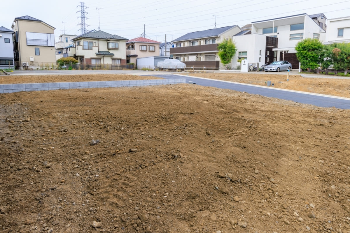近所の人から、相続した土地を「1800万円なら買いたい」と言われました。不動産会社を通さず直接売る場合、どんな点に気をつければよいのでしょうか？