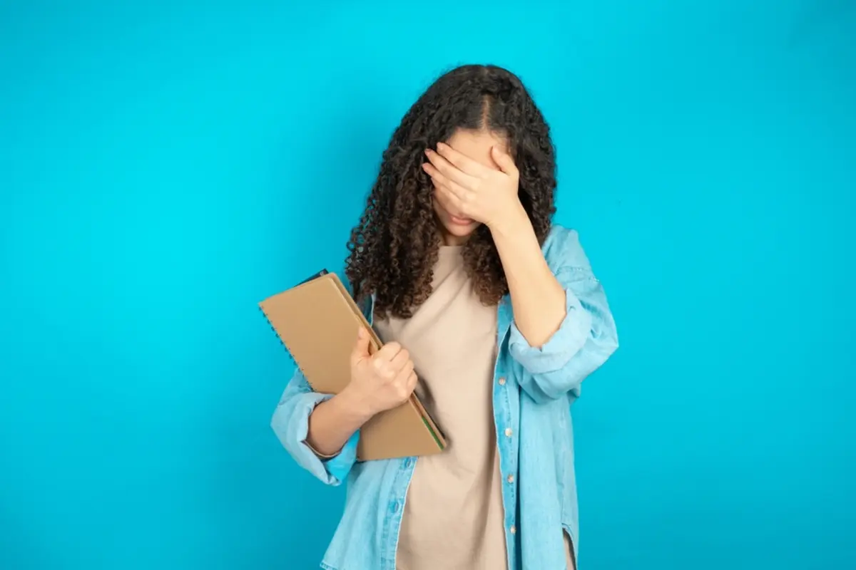 大学生で給付型奨学金を利用していますが、前期の成績がよくありませんでした。後期も悪いと、今後は給付型奨学金を受けられなくなるのでしょうか？