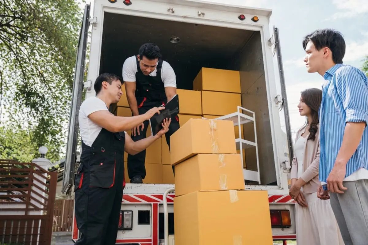 「無料で回収します」という業者に、引っ越しで不要になった家具を依頼。ところが当日、「処分費2万円」を請求されて困惑…。無料だと思って頼んだのに、支払わなければならないのでしょうか？