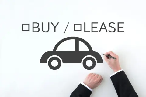 夫は「車を購入したい」、私は「カーリースを利用したい」と考えています。長く乗る場合、それぞれにどんなメリットがありますか？