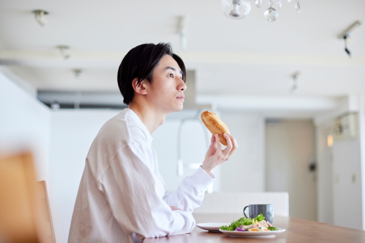 就職した息子への仕送り「月3万円」をやめようとしたら、「手取り20万円では生活できない」と言われました…。一人暮らしの社会人は、毎月どれくらい生活費がかかっているのでしょうか?