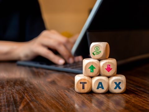パートで「月10万円」稼いで“年収120万円”なのに、2社で「月5万円ずつ」稼ぐ友人は“社会保険料ナシ”と聞きビックリ！ 私は「手取り100万円ちょい」なのに不平等ではないですか？ 加入の要件を確認