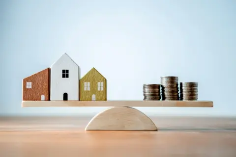 住宅ローン「残債1500万円」で“退職金2000万円”受け取り！ 妻は「変動金利が上がってるから即完済すべき」と言いますが、新NISAに「一括投資で年利5％」のほうが得ですよね？ 運用益を試算