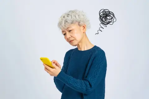 機種変更で「1ヶ月無料」の動画オプションを付けた母。アプリを削除して解約したつもりが、半年間「月980円」を払い続けていたことが判明…。使っていない「約6000円」は返金してもらえるのでしょうか？
