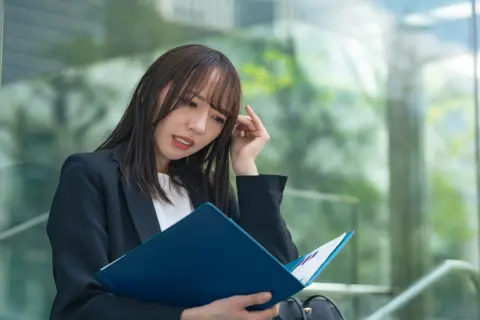 契約社員で働いています。正社員と同じ仕事をしているのに、契約社員というだけで住宅手当も家族手当も出ません。年間でどのくらい待遇差があるものなのでしょうか？