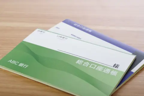 実家を売却するため片づけていたら、両親それぞれの「繰越済み通帳」が50冊以上出てきました…。本人たちは健在ですが、今のうちに処分しても問題ないでしょうか？