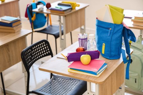 息子が“友だちの水筒”を壊し、弁償に「3000円」渡させたら、後日相手の親に「菓子折り持って謝罪に来るのが常識でしょ！」と言われ仰天！ 故意でないのに、そこまで“お詫びが必要”なんですか？