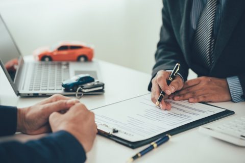 新車購入時“金利2.7％”なので「銀行ローン」ですが、友人は“5.8％”なのに「ディーラーローン利用」とのこと…同じ300万円でも“金利25万円も損”なのにナゼ？ ディーラーローンのメリットとは
