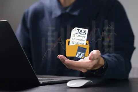 父からもらった「80万円」を銀行に入金したところ、窓口で「お金の出どころ」を聞かれて不安に…。「110万円以下」なら贈与税はかからないはずですが、それでも税務署に情報が伝わることはあるのでしょうか？