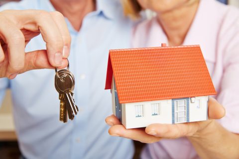 70歳の母が引っ越し先の賃貸審査で「年金収入だけでは難しい」と断られました。十分な貯金があっても、高齢になると部屋を借りにくくなるのでしょうか？