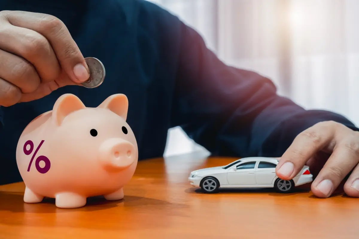 10月に「トヨタ・アルファード」を新車で購入予定です。知人から「今年から車を買うときにかかる税金が1つなくなった」と聞きましたが、購入時の負担は軽くなるのでしょうか？