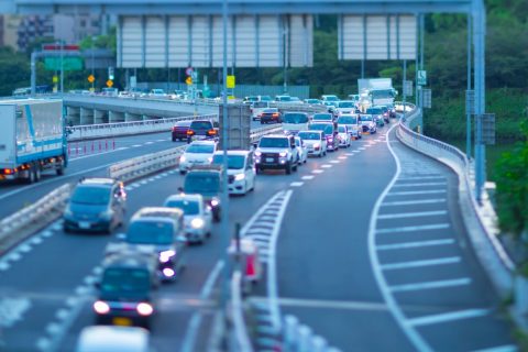 毎日“高速道路通勤”で「月4万8000円」かかる夫。同僚に「平日朝夕割引なら半額になる」と言われたそうですが、年間なら“28万8000円”…本当にそこまで安くなりますか？ 必要な“事前登録”を確認