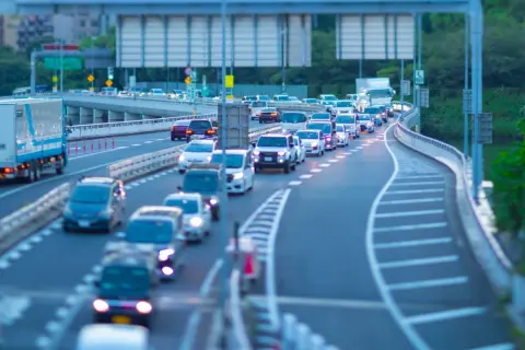 毎日“高速道路通勤”で「月4万8000円」かかる夫。同僚に「平日朝夕割引なら半額になる」と言われたそうですが、年間なら“28万8000円”…本当にそこまで安くなりますか？ 必要な“事前登録”を確認