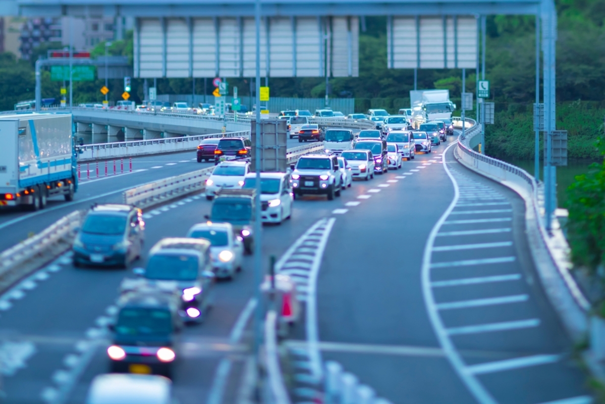 毎日“高速道路通勤”で「月4万8000円」かかる夫。同僚に「平日朝夕割引なら半額になる」と言われたそうですが、年間なら“28万8000円”…本当にそこまで安くなりますか？ 必要な“事前登録”を確認