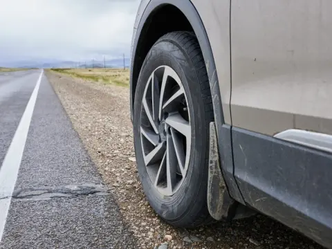 高速道路で“路上に落ちてた木材”を踏み「バンパー・タイヤ」が破損し、修理代「15万円」！ NEXCOは「落下物は落とし主の責任」とのことだけど“落とし主”は不明…結局「全額自腹」なんですか？