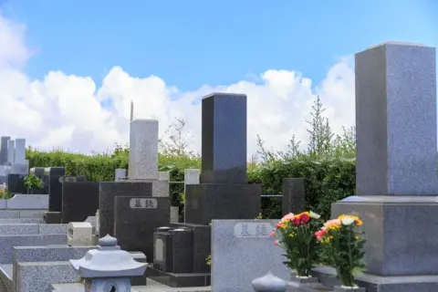墓じまいをしようと思っています。「50万円あればできる」と聞きましたが、墓石の撤去以外にもお金がかかるのでしょうか？ 費用相場も知りたいです。