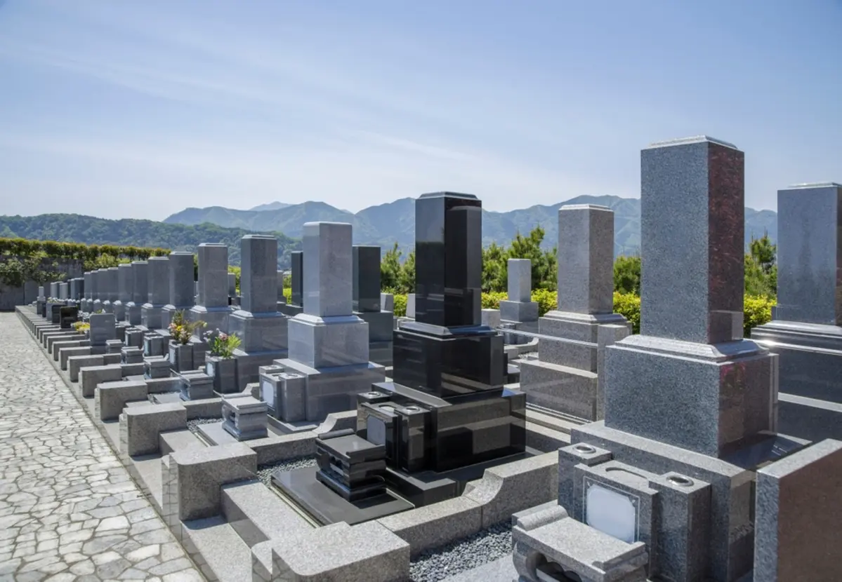 昨年、義母が亡くなりました。まだお墓がなく、これから建てる予定です。お墓は誰が費用を負担するものなのでしょうか？ 兄弟で分けるのが一般的ですか？