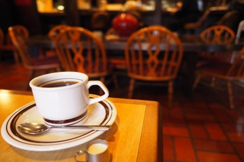 年金生活の父が毎日喫茶店に通い、1ヶ月の支出が「1万5000円」を超えていました。本人は「唯一の楽しみ」と言いますが、老後資金を考えるとやめてもらうべきでしょうか？