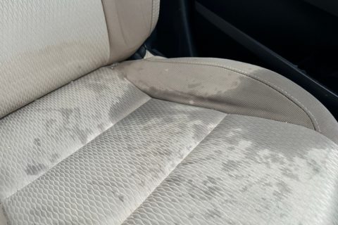 残クレで購入した車を返却する直前、子どもがシートを汚してしまいました…。夫は「外装の傷じゃないから大丈夫」と言いますが、車内の汚れでも追加料金を請求されることはあるのでしょうか？