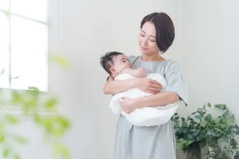 娘夫婦の収入は2人合わせて月収40万円ほどだそうです。これから子どもが生まれたり、家を購入したりすると家計が厳しくならないか心配です。月収40万円ほどで、子育てしながら生活していけるものでしょうか？