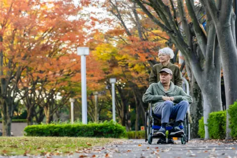 定年後は再雇用を断り、年金「月15万円」と貯金「2000万円」で暮らす予定です。家族は「働かないと足りなくなるのでは」と心配していますが、「2000万円」あっても再就職せずに暮らすのは難しいのでしょうか？