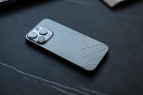「端末購入プログラム」で返却予定のiPhoneを、子どもが落として背面破損…。壊れたまま返すのと修理してから返すのでは、どちらが負担を抑えられるのでしょうか？