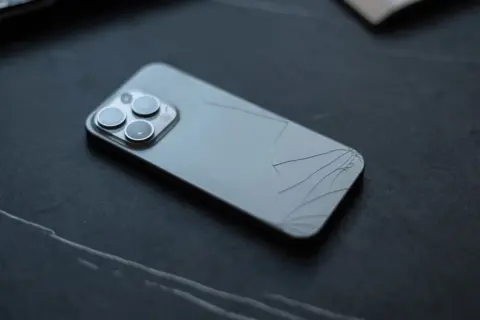 「端末購入プログラム」で返却予定のiPhoneを、子どもが落として背面破損…。壊れたまま返すのと修理してから返すのでは、どちらが負担を抑えられるのでしょうか？