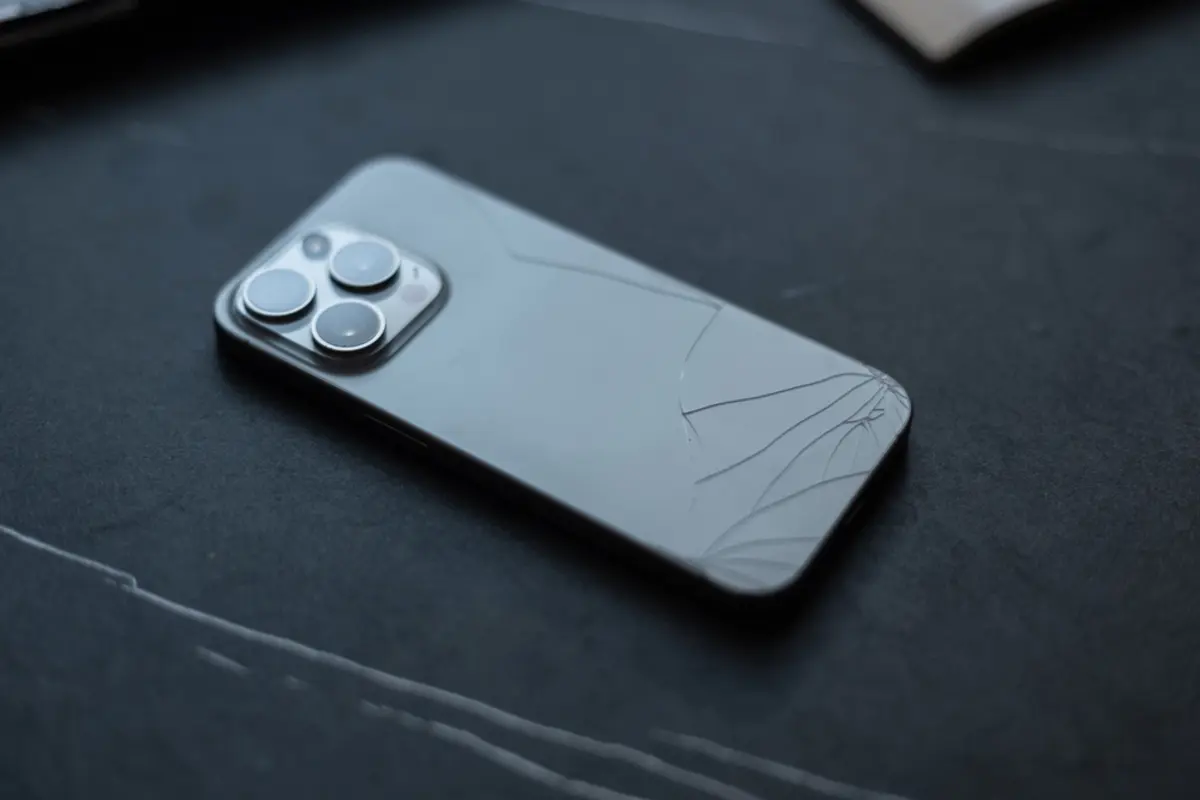 「端末購入プログラム」で返却予定のiPhoneを、子どもが落として背面破損…。壊れたまま返すのと修理してから返すのでは、どちらが負担を抑えられるのでしょうか？