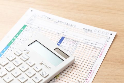 特定口座の「米国株VYM」で“年50万円”の分配金！ 確定申告で「外国税額控除」を受けたら、国民健康保険料が「10万→25万円」に急増!?“年金月15万円”の手取りが削られる落とし穴