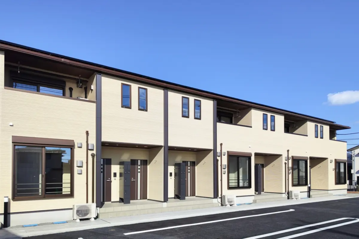 現在無職ですが、失業給付や貯金はあります。公営住宅は収入が少ない人向けというイメージがありますが、無職でも申し込みできるのでしょうか？