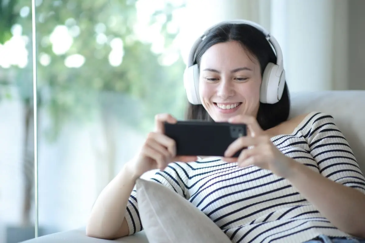 スマホの通信費に月6,500円程度、動画配信サービスに月2,000円程度で、毎月約8,500円ほど払っています。動画もよく見る家庭なら、このくらいの負担は一般的なのでしょうか？