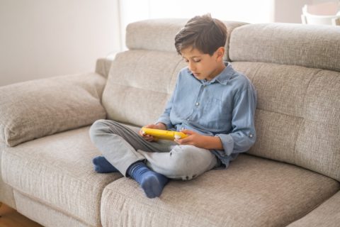 小5息子が「スイッチ持ってないと仲間外れにされる」と発言！ 夫は「意地悪な子と仲良くしなくていい」と言いますが、息子いわく「男子の8割が持ってる」とのこと…6万円と高価でも、クラスに馴染めるなら“必要経費”ですか？