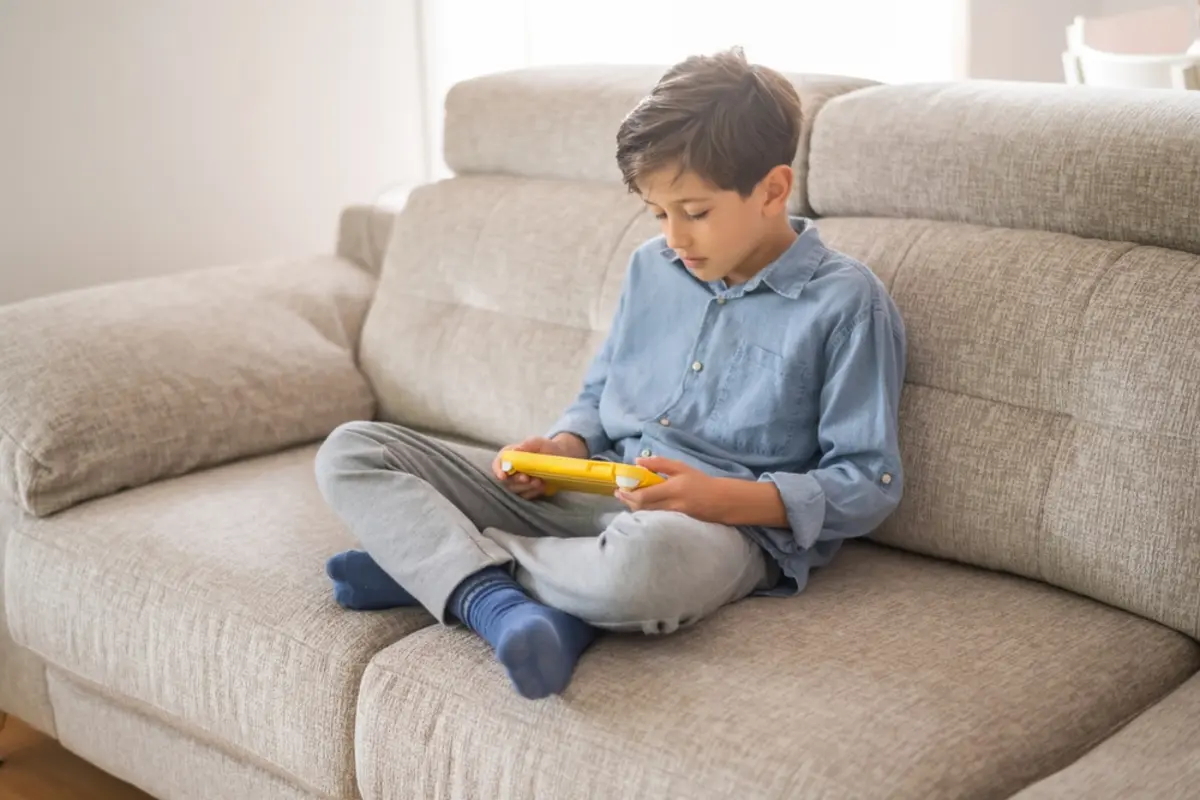 小5息子が「スイッチ持ってないと仲間外れにされる」と発言！ 夫は「意地悪な子と仲良くしなくていい」と言いますが、息子いわく「男子の8割が持ってる」とのこと…6万円と高価でも、クラスに馴染めるなら“必要経費”ですか？