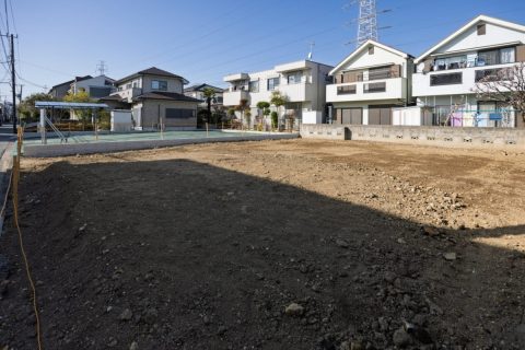 父から相続した土地を売るか迷っています。不動産会社から「今なら売却を検討してもよいのでは」と言われましたが、持ち続ける場合と比べて何が違うのでしょうか？