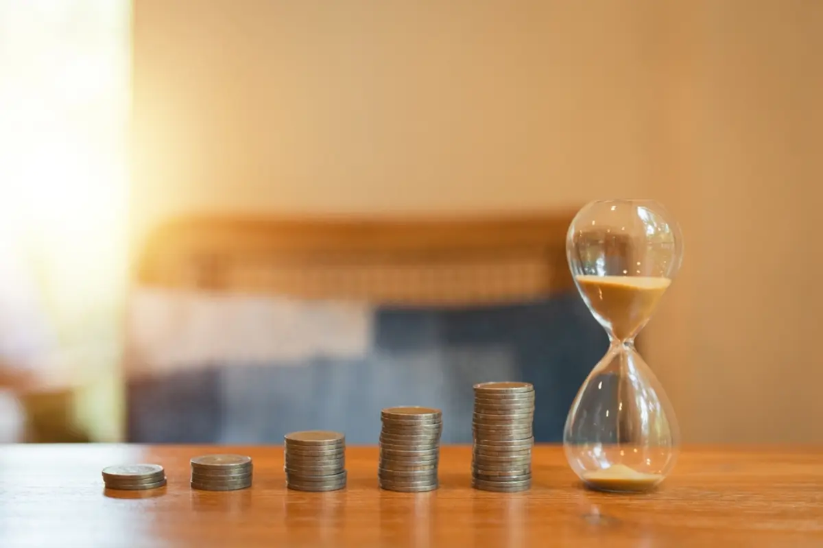 年金は65歳なら「月14万円」。夫から「70歳まで繰り下げたほうが得」と言われましたが、受給を「5年」遅らせても本当に得になるのでしょうか？　“元が取れる年齢”を確認