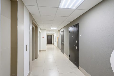 マンションの廊下に「自転車・ベビーカー」を置く隣人。注意しても「邪魔になってない」「通るとこあるでしょ」と言いますが、2歳のわが子が怪我しないか心配です…管理費を払ってるなら“撤去”を求められますか？