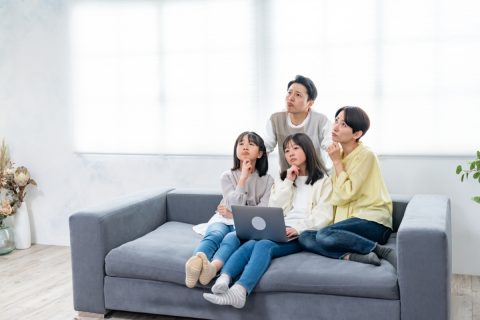 共働きで子どもが2人います。子どもを1人ずつ夫と妻の扶養に入れることはできるのでしょうか？できる場合のメリット・デメリットを教えてください。