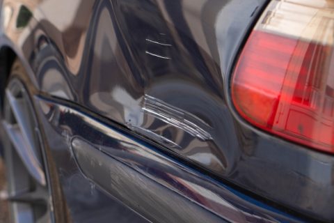 駐車場で隣の車に“ドアパンチ”し、少し傷が…。相手から「この程度なら大丈夫」と言われましたが、警察には何も届けず、そのまま帰っても問題ないのでしょうか？