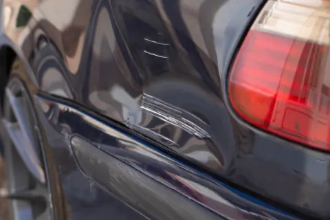 駐車場で隣の車に“ドアパンチ”し、少し傷が…。相手から「この程度なら大丈夫」と言われましたが、警察には何も届けず、そのまま帰っても問題ないのでしょうか？